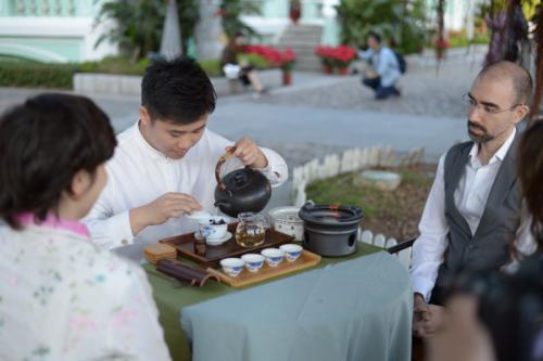 专访  从茶桌上的“泥石流”到茗星茶艺师冠军，他的茶修之路道阻且长