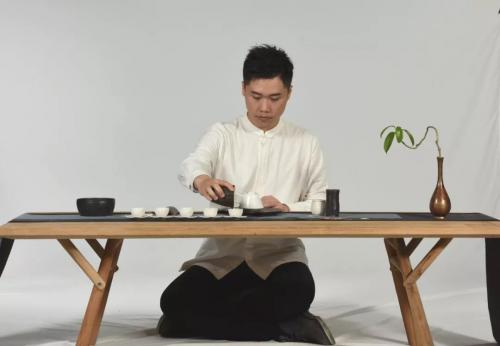 专访  从茶桌上的“泥石流”到茗星茶艺师冠军，他的茶修之路道阻且长