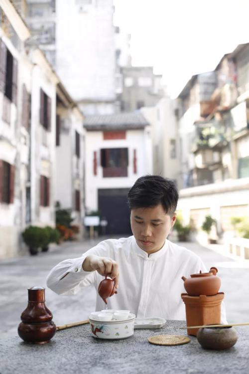 专访  从茶桌上的“泥石流”到茗星茶艺师冠军，他的茶修之路道阻且长